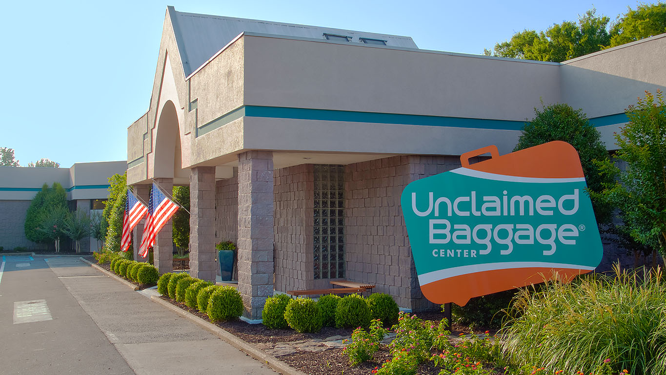 How to Keep Your Luggage from Winding Up at the Unclaimed Baggage Center